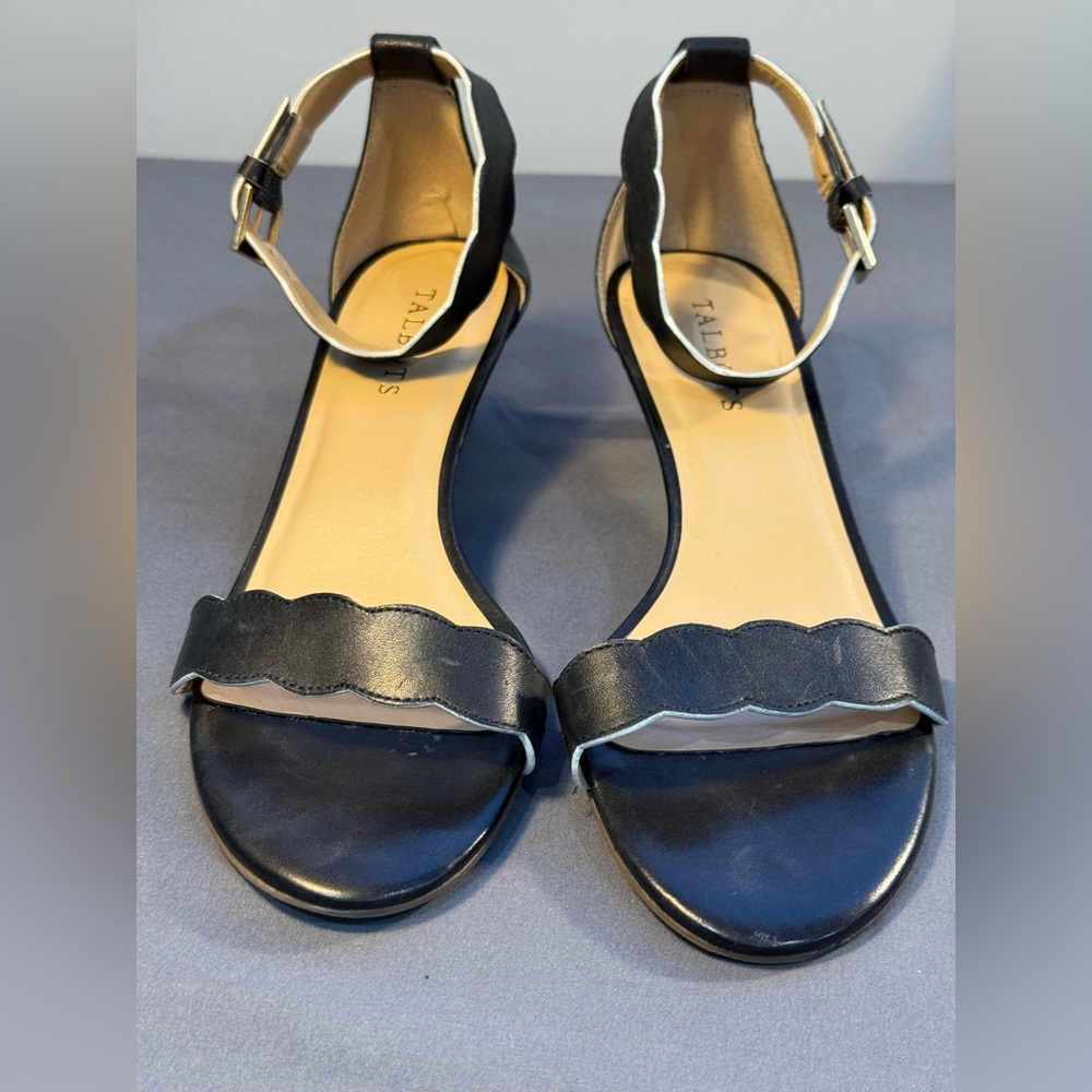Talbot's Black Leather kitten heel Sandals with Scalloped Edges size 8.5 Bin C